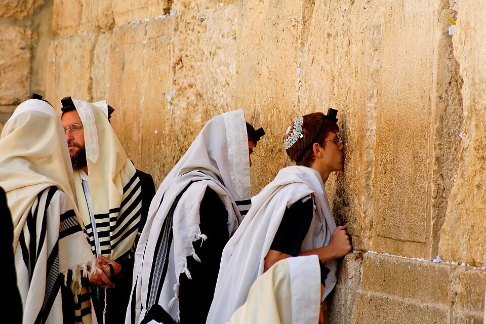 man kissing western wall with phylactery tb083104444